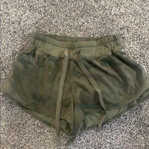 Lululemon original hotty hot size 4 camo